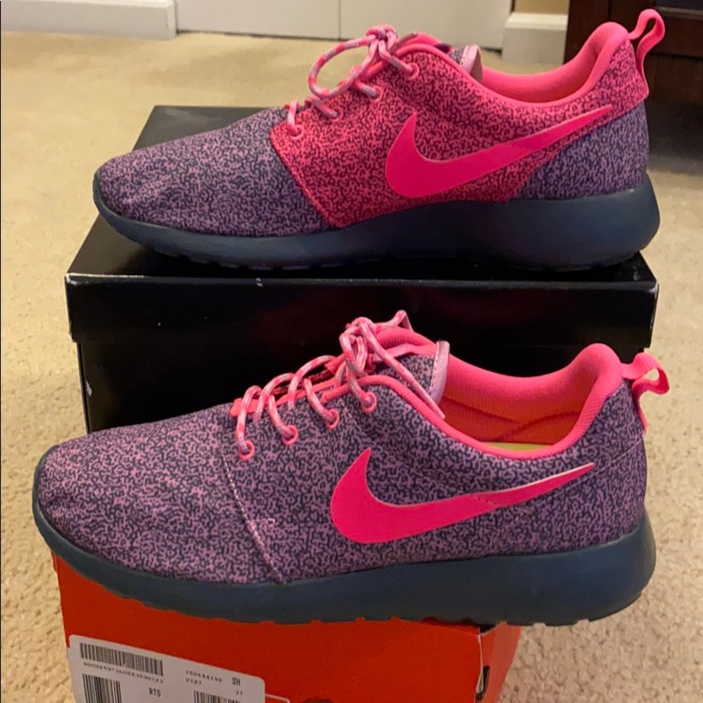 Nike Rosher Magnet tennis shoes
